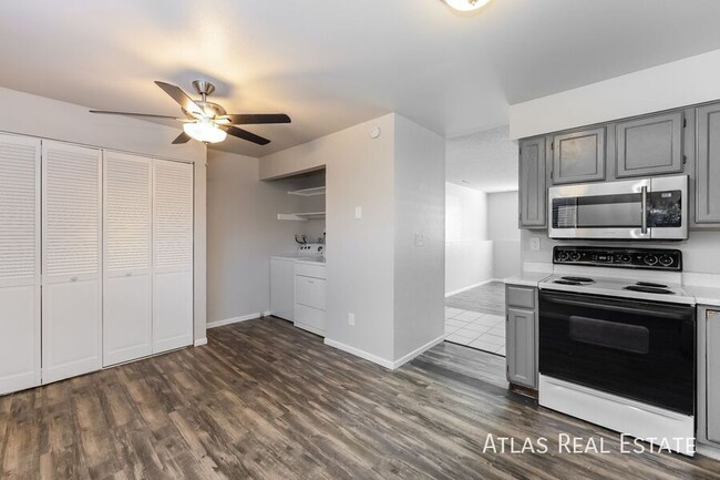 Building Photo - Renovated 2 Bed 1 Bath with Washer/Dryer &...