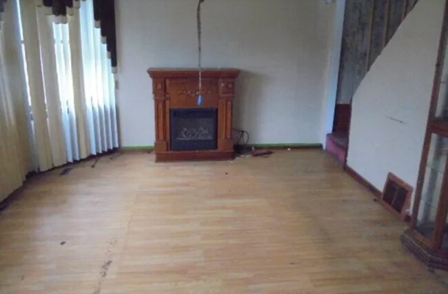 Building Photo - Spacious 4BR Single-Family Home – Renovate...