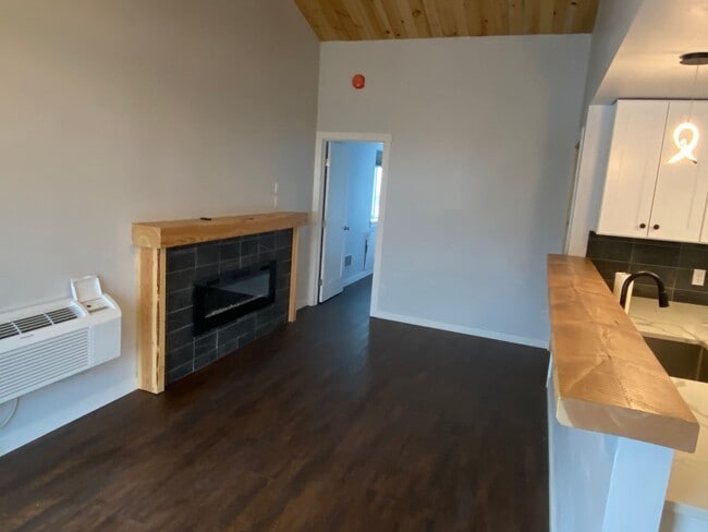 Building Photo - Custom Built Upstairs Private Apartment in...