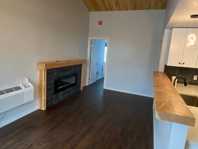 Foto del edificio - Custom Built Upstairs Private Apartment in...