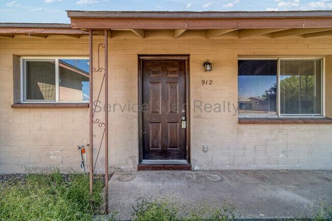 Building Photo - 912 W 14th St