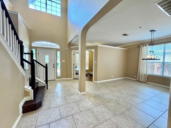 Foto del edificio - Amazing 4 Bedroom Home in Stone Oak!