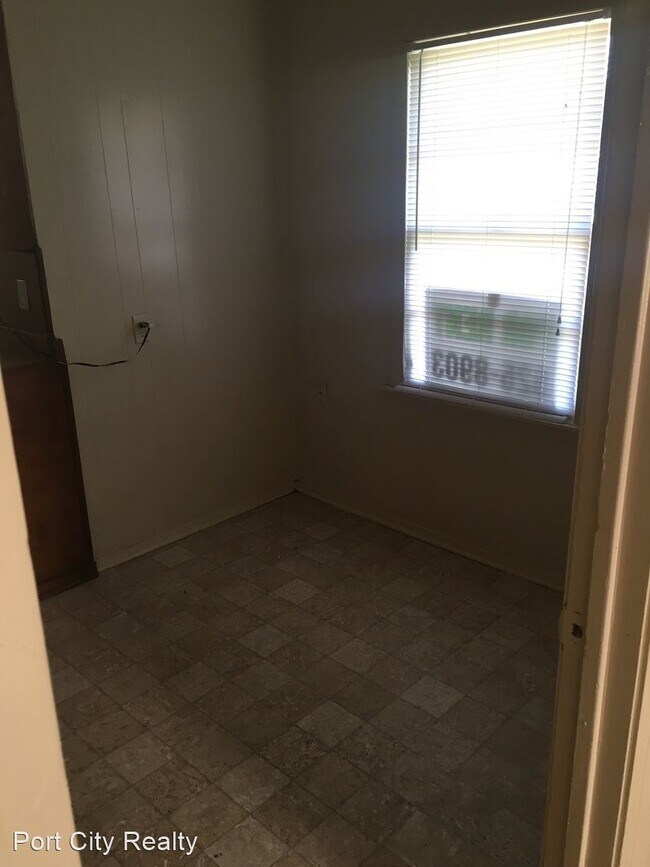 Building Photo - 3 br, 1 bath House - 617 W 66th St.