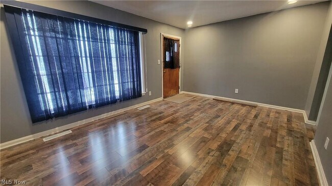 Foto del edificio - 3896 W 117th St