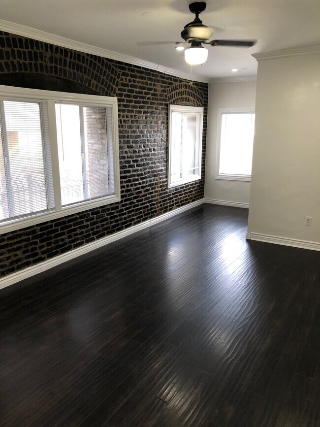 Building Photo - 738 S New Hampshire Ave