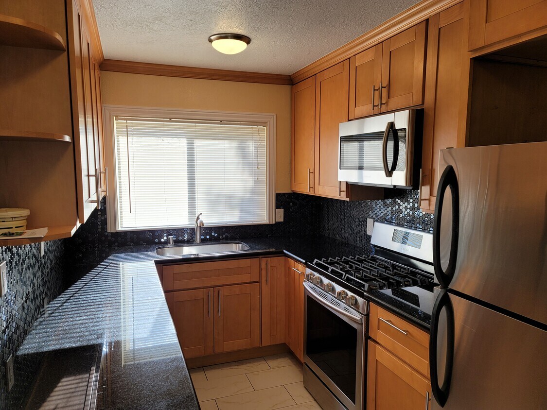 Primary Photo - 1032 El Camino Real