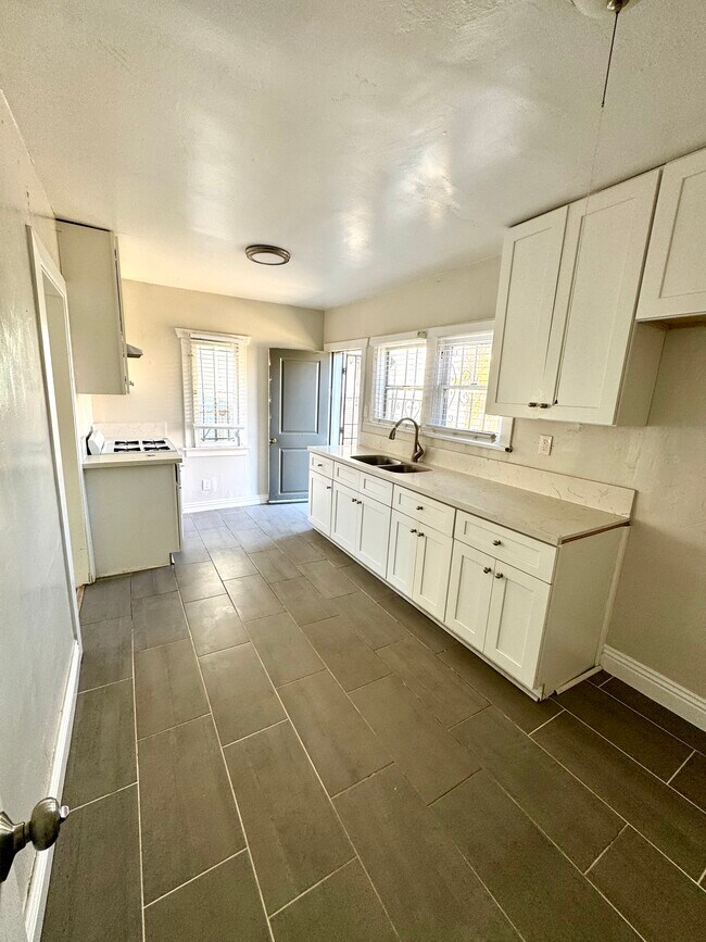 Foto del edificio - 4216 Woodlawn Ave