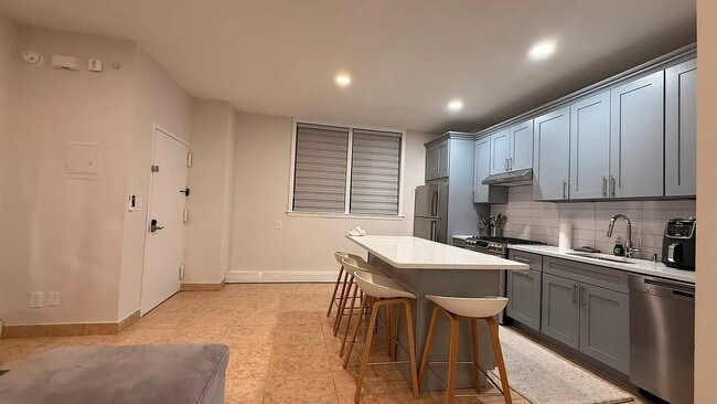 Foto del edificio - "Charming 1-Bedroom Furnished Apartment with Hardwood Floors in Queens – 750 Sq Ft of Comfort!"