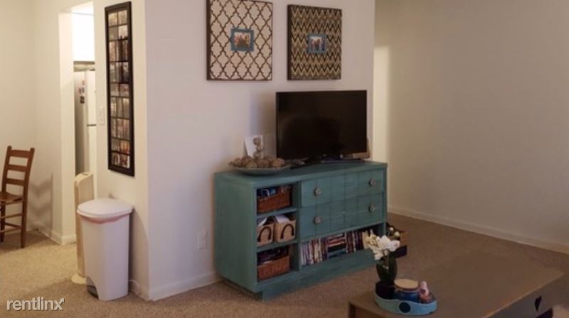 Building Photo - Studio, 1 bath Apartment - 531 W Oakdale Ave