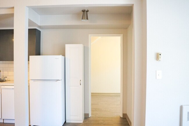 Foto del edificio - Great Mid-Century 1-Bdr w Dishwasher, Community Lawns + Pets OK!