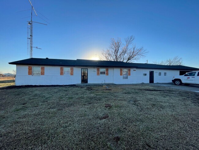 Foto del edificio - Large 5 Bed with 4 Car Garage on 1.09 Acre...