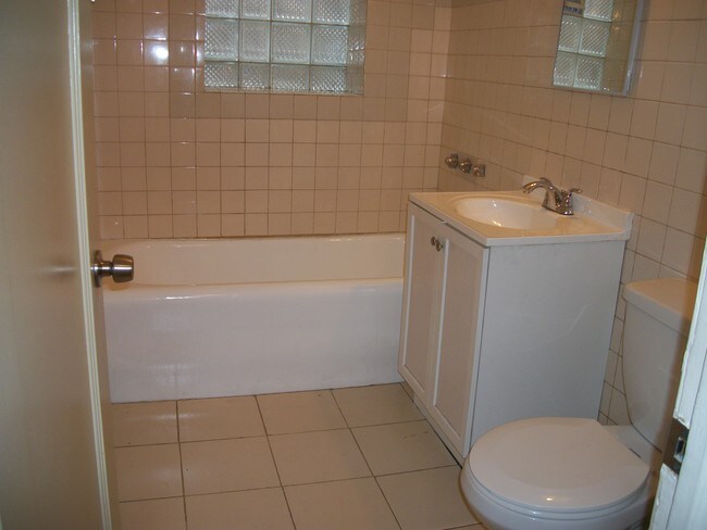 Baño - 7742 S Phillips Ave