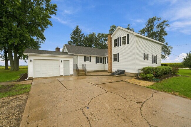 Foto del edificio - 3-Bed, 1-Bath Country Home in McHenry