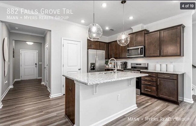 Foto del edificio - 882 Falls Grove Trl