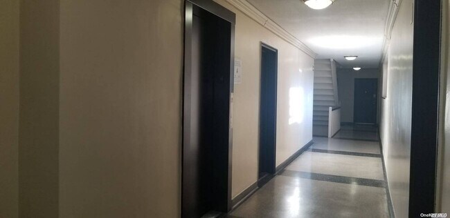 Foto del edificio - 73-45 210th St