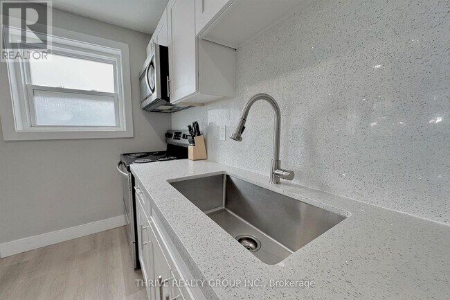 Photo du bâtiment - 100 King Edward Ave