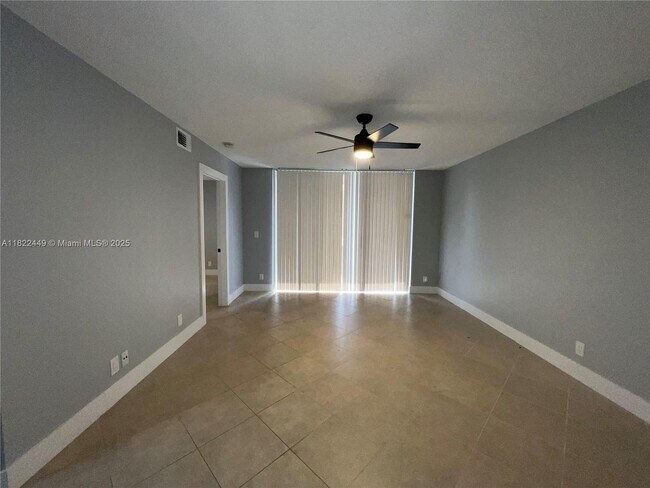 Foto del edificio - 5761 Riverside Dr