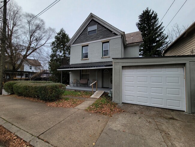 Building Photo - 1098 4th Ave