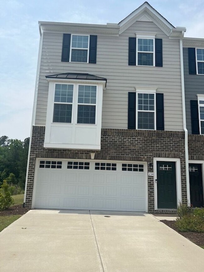 Foto del edificio - FULLY FURNISHED high-end beautiful 3 bedroom 3 1/2 bath home in Creekside Commons.