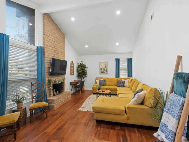 Additional large living room - 2632 Moraga Dr
