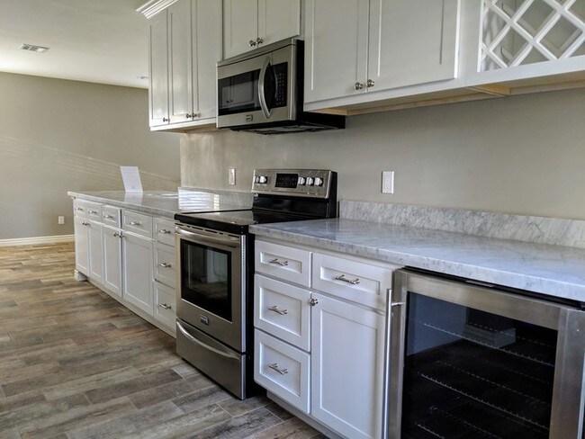 Foto del edificio - North Central Red Brick With Large Yard