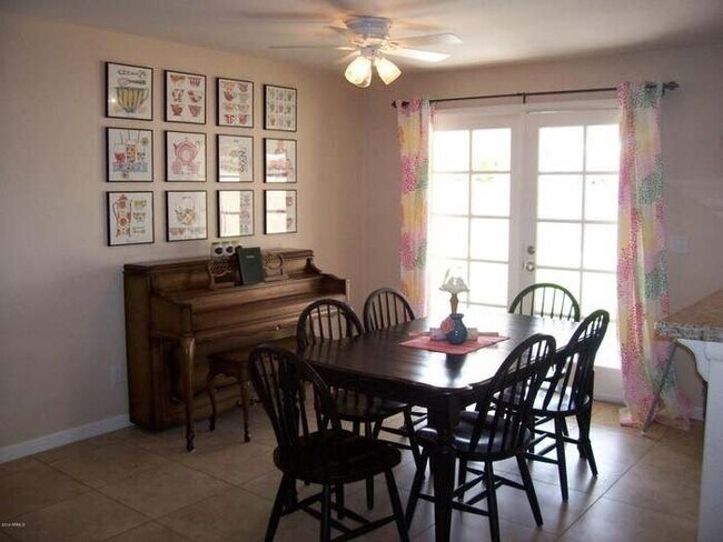 Foto del edificio - 2563 E Glade Ave