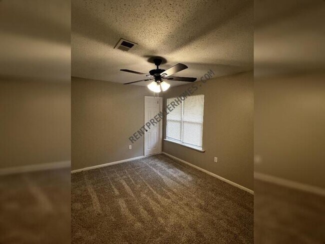 Foto del edificio - 15 Pinecrest Ln