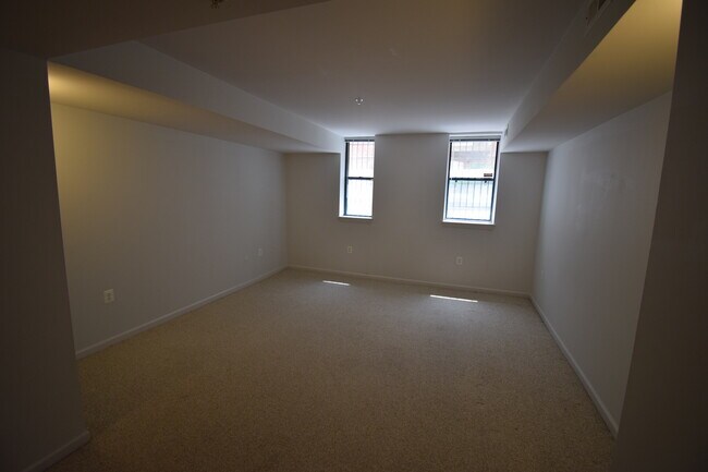 Building Photo - Great Terrace Level 1BD/1BA in Heart of Ad...