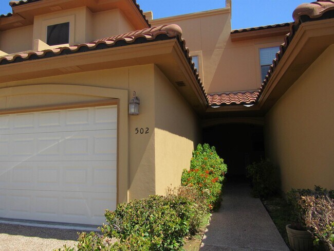 Building Photo - 707 St James Dr