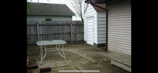 Building Photo - 400 E Buckner St