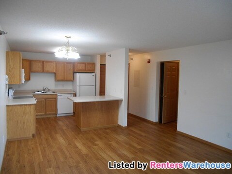 Building Photo - 880 Lyn Way