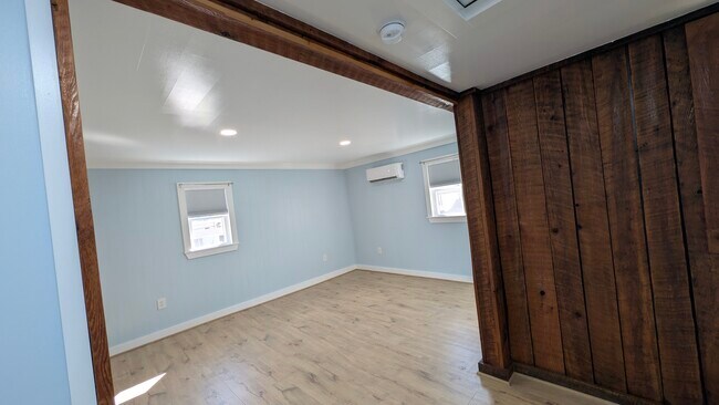 Building Photo - 207 Crowe Ave