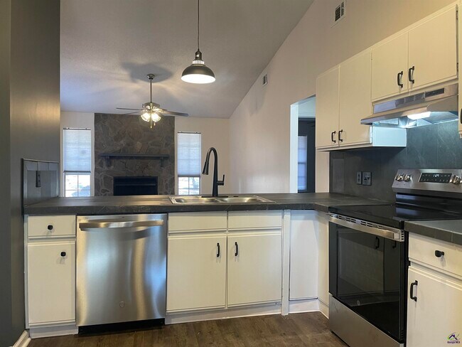 Foto del edificio - 260 Somerset Dr