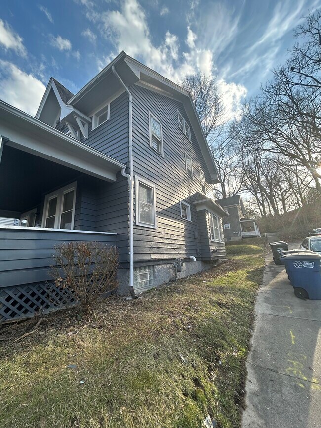 Building Photo - 1603 Manette Pl