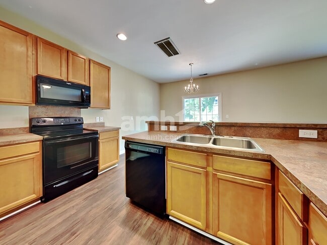 Building Photo - 910 Laurel Oaks Ln