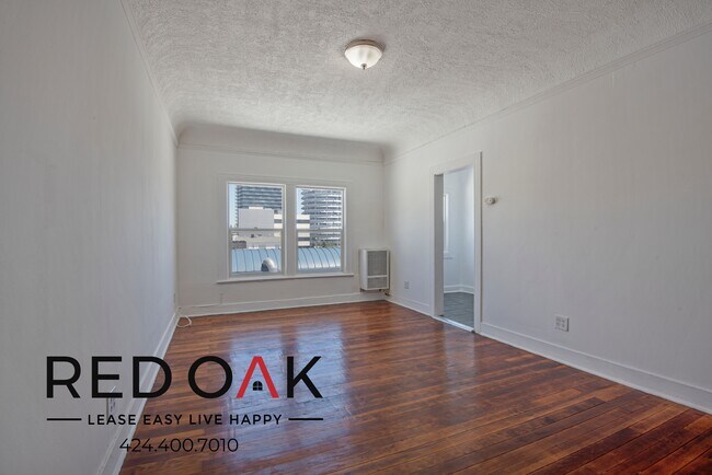 Building Photo - ~1 Month FREE~ Cozy and Bright Top Floor S...