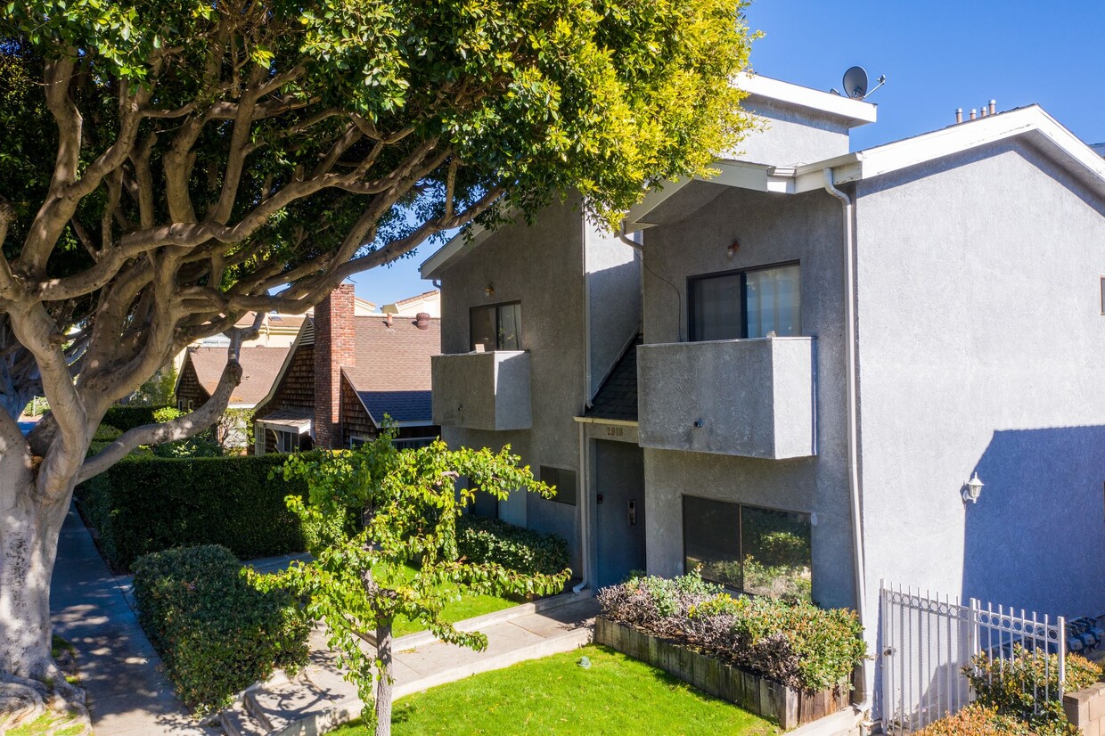 Exterior view - Arizona Apartments