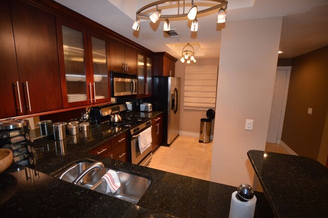 Foto del edificio - Meridian 2 BED|2BA FURNISHED CONDO 1 BLOCK...