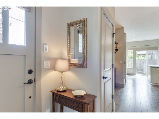 Foto del edificio - Incredible 2 Bed 1.5 Bath + Den  in N Portland near Peninsula Park! A/C and More!