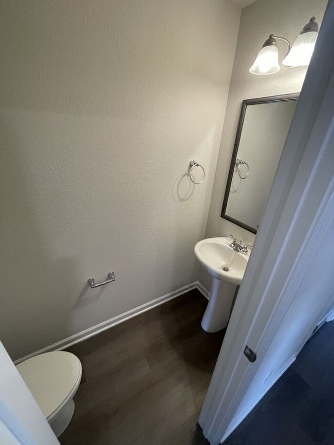 Building Photo - 2bd 2.5 Bathroom Townhome!