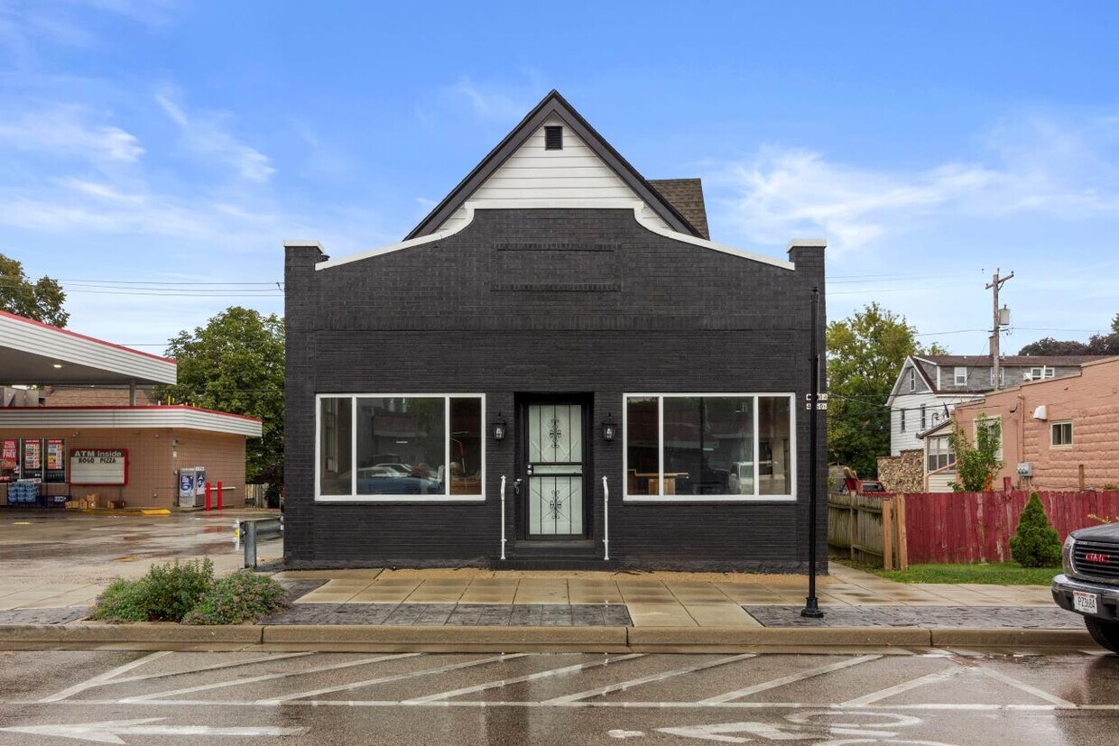 Primary Photo - 4960 S Packard Ave