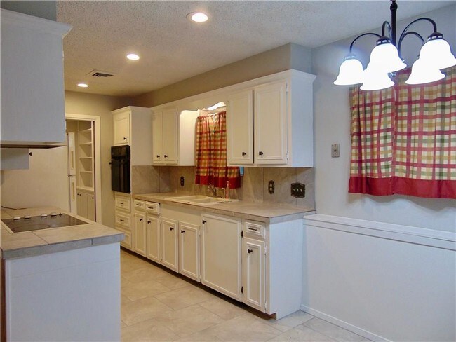 Building Photo - 4410 Sutton Ln