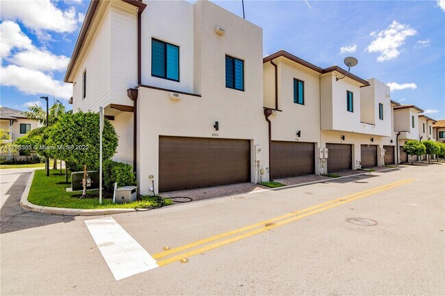 Foto del edificio - 4663 NW 83rd Pky  22 Doral Fl 33166
