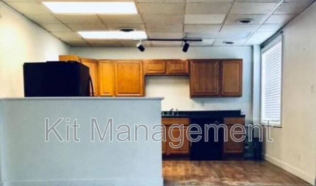 Building Photo - 6222 Hill Ave