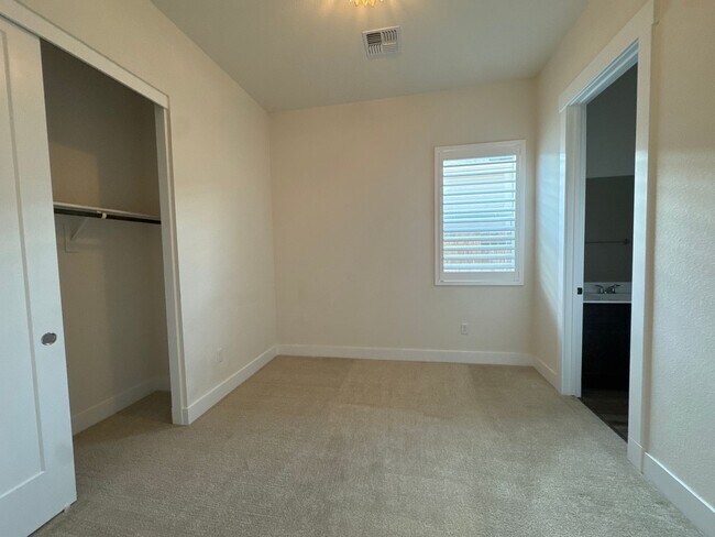 Foto del edificio - Gorgeous 3 bed / 3 bath home with upgrades...