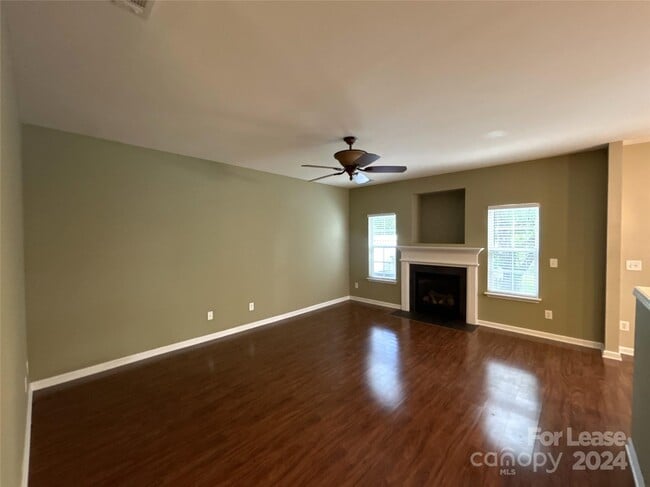 Building Photo - 245 Azteca Dr