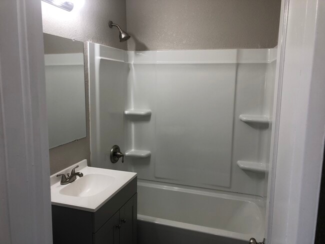 Foto del edificio - 1928 N Hood St