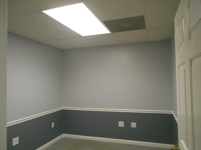 Foto del edificio - First floor conveniently located office suite