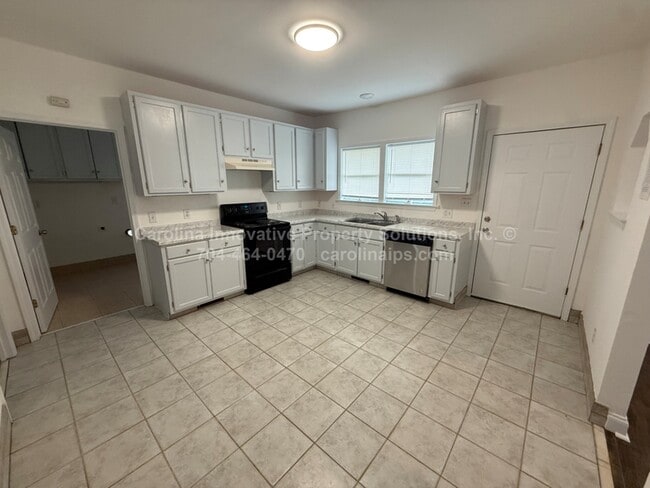 Building Photo - 610 N Pear St