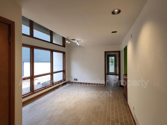 Foto del edificio - 2130 Starfire Dr NE